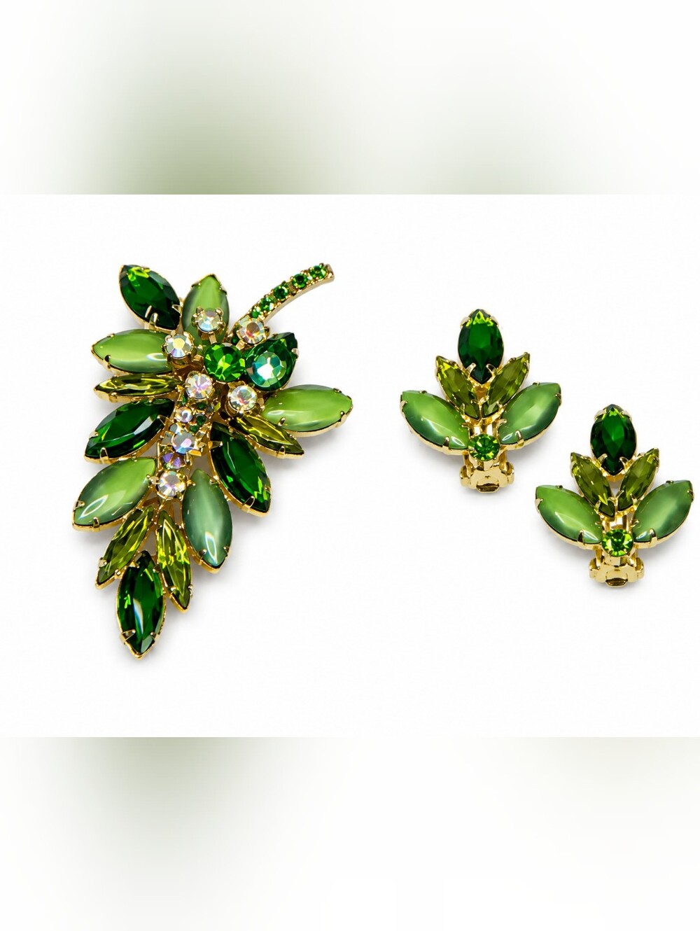 VINTAGE D&E JULIANA GREEN AND AB RHINESTONE LEAF BROOCH & EARRING SET REF #890